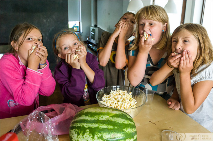 zdjęcia dzieci jedzących popcorn