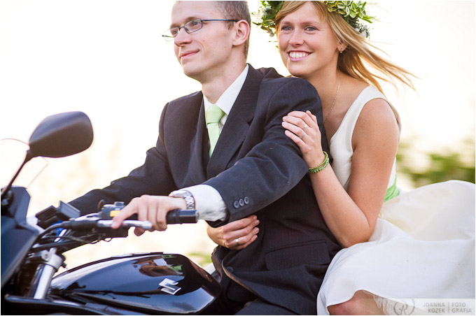 plener pary młodej na motocyklu | outdoor wedding session