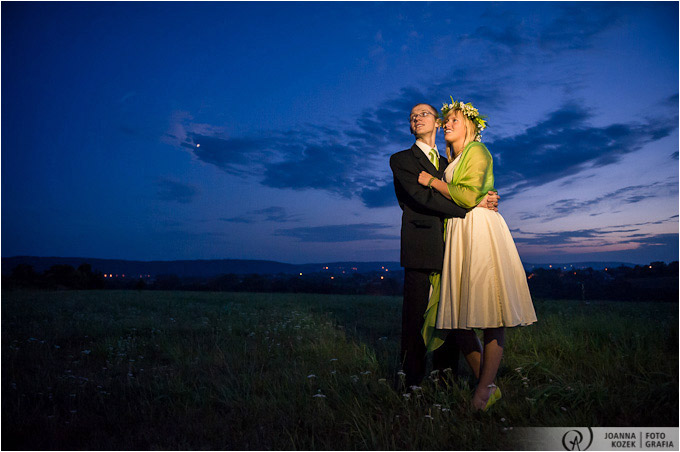 portret ślubny o zmroku| evening wedding session on the fields