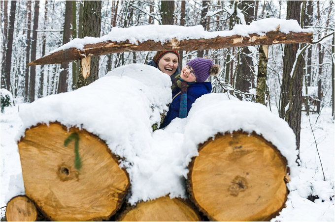 zimowy portret rodziny w lesie