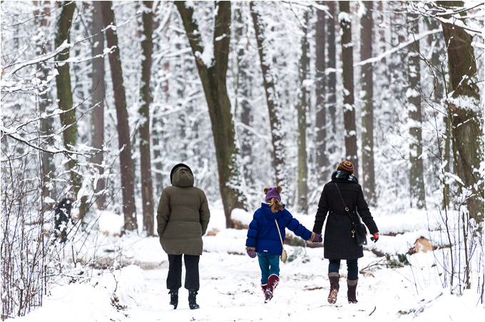 zimowy spacer rodzinny w plenerze
