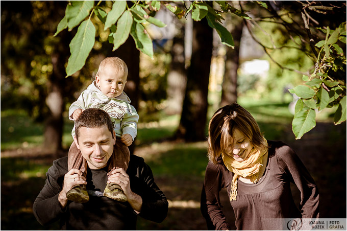 zdjęcia dzieci w plenerze, fotografia rodzinna Kraków, zdjęcie dziecka z rodzicami
