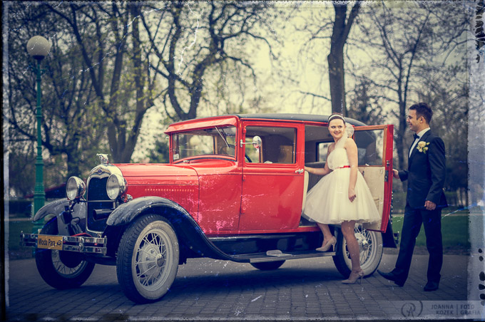 Vintage style wedding session in antic car