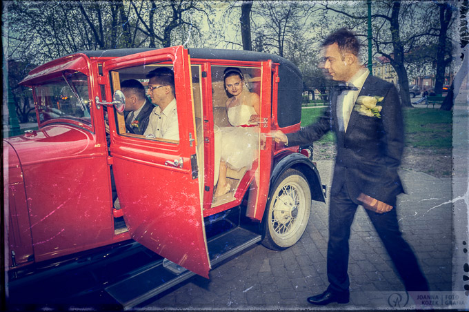 vintage wedding session in the antique car