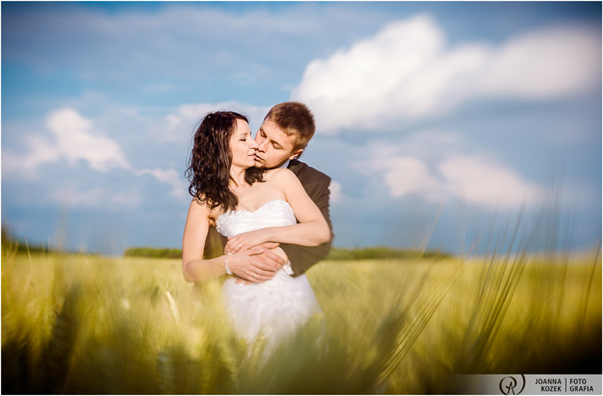 a romantic outdoor photo session in the fields of gold