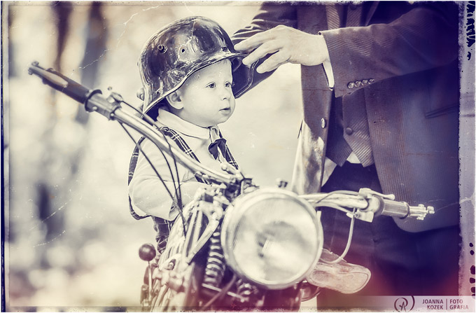 zdjęcia chłopca w plenerze na motocyklu