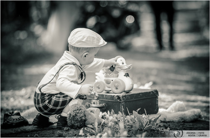 zdjęcia chłopca w plenerze | fotografia czarno-biała