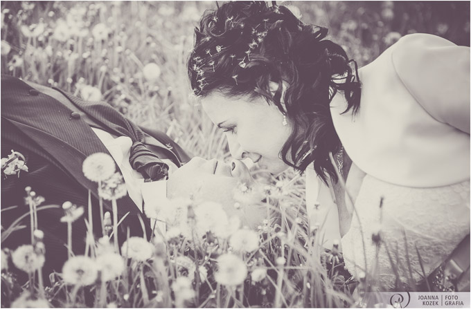 Romantyczny plener ślubny na łące | fotografia czarno-biała