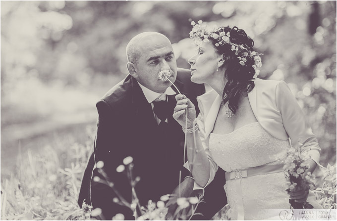 Romantyczna majówka pary młodej w plenerze | fotografia czarno-biała